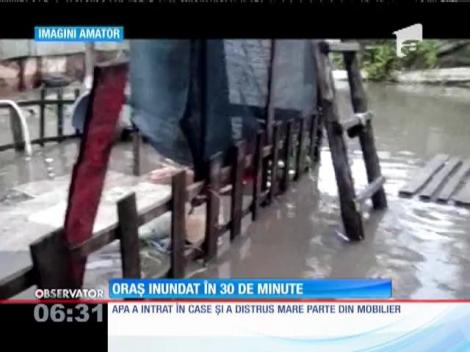 Oraș inundat în 30 de minute. Viitura a ajuns în 24 de locuinţe şi gospodării