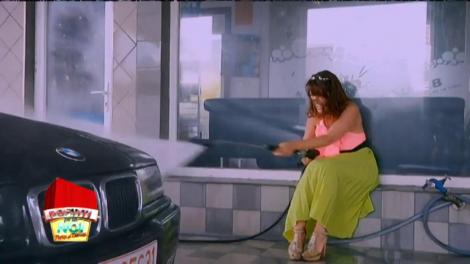 Rona Hartner, la spălătoria auto, aşa cum nu ai mai văzut-o niciodată! "E foarte haios. M-am udat din cap până în picioare"