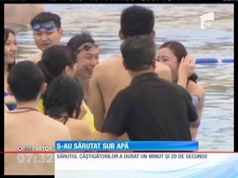Chinezii s-au sărutat sub apă