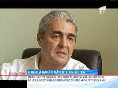 O boală rară îi răpește tinerețea unui tânăr de 26 de ani