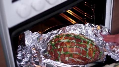 Reţetă delicioasă: Pâine cu usturoi şi caşcaval! Se face în doar câteva minute, cu puţine ingrediente