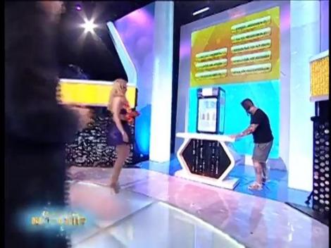 Cum transformi apa în gheaţă în câteva secunde, cu o singură atingere! O blondă prezintă trucul inedit