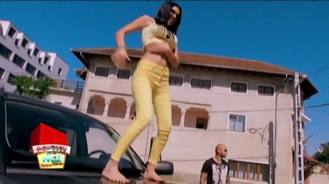 „Ce-au, mă, astăzi? Au înnebunit?” Andreea Tonciu se urcă pe mașină și dansează lasciv, într-un show super hot!