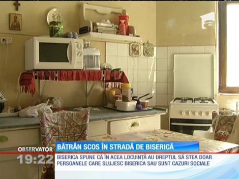 Bătrân scos în stradă de biserică