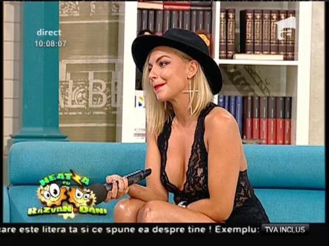 WOW, ce apariţie de infarct! A venit îmbrăcată într-un neglijeu transparent şi a făcut senzaţie! Răzvan şi Dani au privit-o îndeluuuung