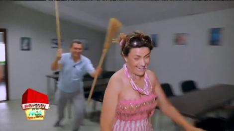 Bătaie cu mături! Pentru Rona, fuga-i rușinoasă, dar și tare sănătoasă! Nea Mărin o aleargă de zor!