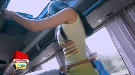 Andreea Tonciu, dans fierbinte din buric, chiar în autocar! Vedeta i-a amețit pe toți cu formele ei!