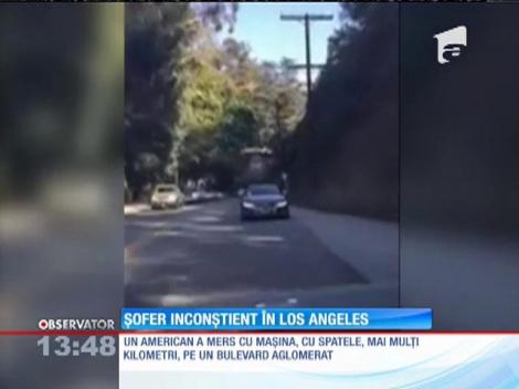 A mers cu mașina, cu spatele, pe un bulevard aglomerat din Los Angeles!