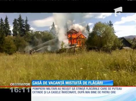 Casă de vacanţă mistuită de flăcări