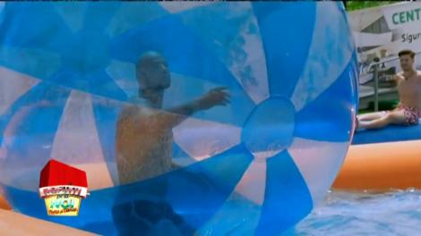Vedetele au ajuns la piscină! Nea Mărin face show pe tobogan! Dar apoi se lasă iar cu bătaie! „Fir-ați voi să fiți, că vă alerg!”