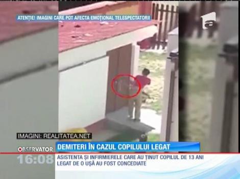 Demiteri în cazul copilului legat de o uşă