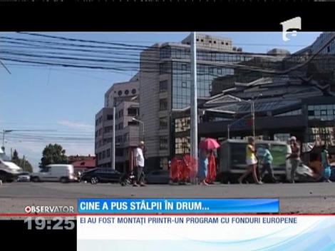 În mijlocul unei intersecţii din Ploieşti au fost montaţi doi stâlpi