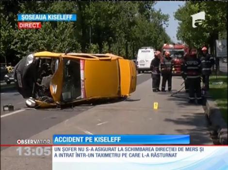 Un taximetru s-a răsturnat pe Şoseaua Kiseleff, după ce un șofer neatent i-a tăiat calea