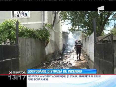 Gospodăria unei familii din Fălticeni, mistuită de un incendiu puternic