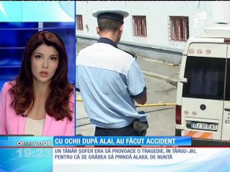 Un tânăr era să provoace o tragedie în Târgu Jiu, după ce a acroşat un microbuz plin cu pasageri