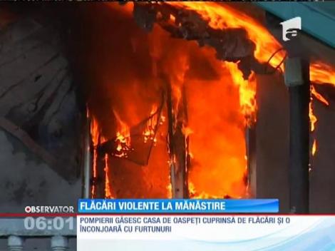 O mănăstire din judeţul Vaslui a fost mistuită de flăcări