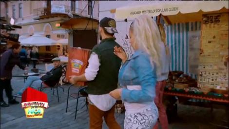 Greu cu strânsul! Pentru că nu prea au făcut bani din donații, vedetele au apelat la planul B: i-au "adâncit" decolteul Sânzianei