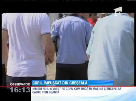 Un copil s-a împușcat cu un pistol găsit în maşina unui bărbat