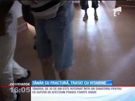 Tânăr cu fractură, cu probleme pshice grave, tratat cu vitamine