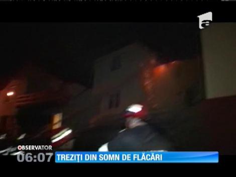 Noapte de groază pentru trei familii din Sinaia. Acoperişul vilei în care locuiesc a fost cuprins de flăcări