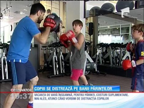 Copii se distrează pe banii părinților