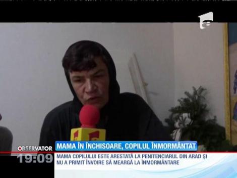 O mamă închisă pentru că a furat o jucărie îşi plânge după gratii copilul mort