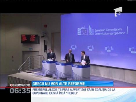 Mii de greci, care se consideră păcăliţi de politicieni, au ieşit pe străzile din Atena