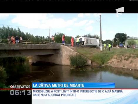Un microbuz s-a răsturnat pe marginea unui canal din Tulcea