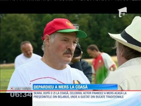 Gerard Depardieu s-a apucat de agricultură. Preşedintele din Belarus l-a învăţat să cosească
