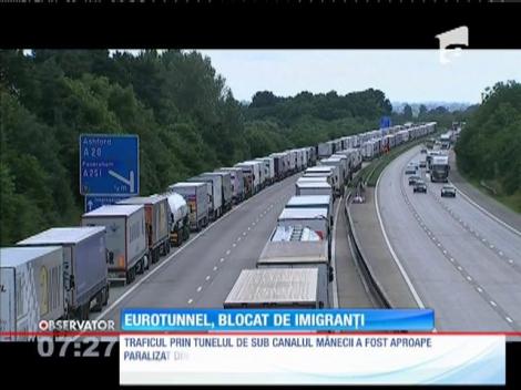 Traficul prin tunelul de sub Canalul Mânecii, paralizat din cauza imigranților