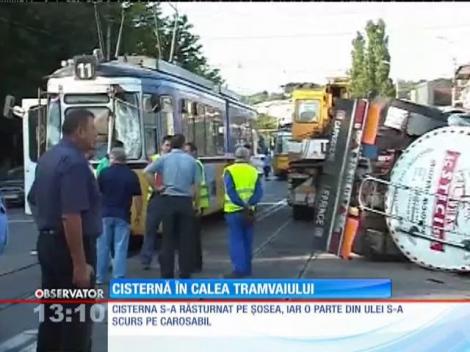 Impact între un tramvai şi o cisternă, în Iaşi