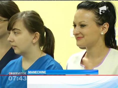 Manechinele care defilează prin faţa viitorilor ginecologi