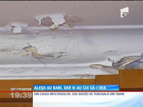 Palatul Parlamentului a devenit un pericol pentru angajați