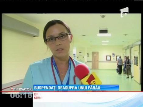 Un şofer şi două pasagere, suspendaţi pe marginea unui pod