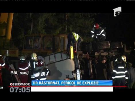 Un TIR încărcat cu 23 de tone de alcool etilic s-a răsturnat în Pasul Mestecăniş