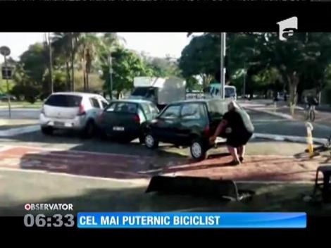 Un brazilian a mutat cu braţele o maşină parcată pe pista de biciclete