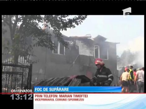 Casă unei familii din Bistriţa Năsăud s-a făcut scrum după ce aaşteptat zeci de minute pompierii
