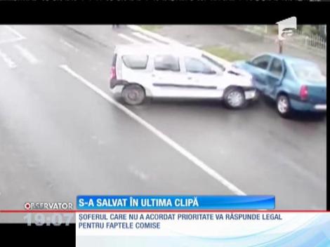 O femeie a scăpat ca prin urechile acului dintr-un accident provocat de un şofer neatent