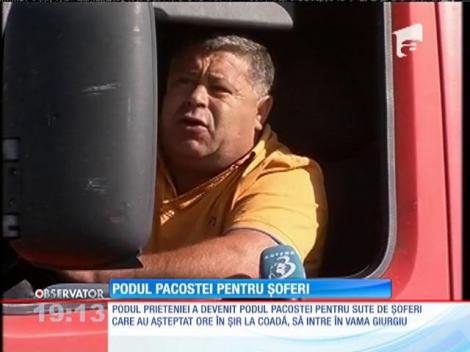 Nervii au dărâmat podul prieteniei de la Giurgiu. Şoferii ar fi vrut să treacă graniţa, dar nu i-au lăsat muncitorii