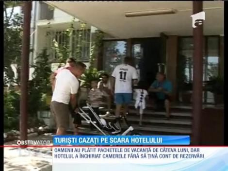 Turişti cazaţi pe scara unui hotel din Eforie Nord