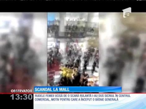 Bătaie generală între paznicii unui mall și rudele femeii ucisă de o scară rulantă din complex