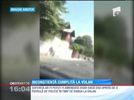 O tânără din Prahova a fost filmată în timp ce a lăsat volanul pe mâna unei prietene iar ea s-a apucat să danseze