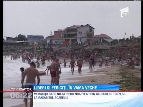 Corturile şi rulotele sunt în continuare la modă pe plaja din Vama Veche