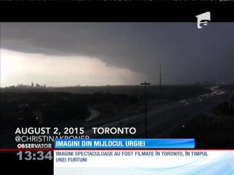 Imagini spectaculoase în Toronto, în timpul unei furtuni