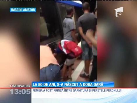 O femeie de 80 de ani a căzut în faţa metroului