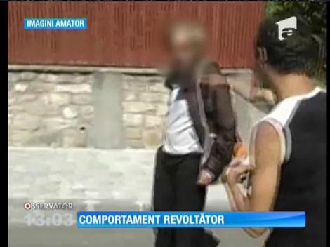 Comportament revoltător! Doi tineri au pândit un om al străzii pentru a-i sparge un ou de cap și au postat isprava pe Facebook