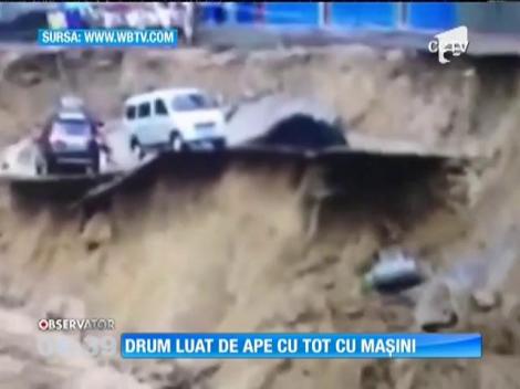 Un drum din China s-a prăbuşit cu tot cu mașinile parcate din cauza puhoaielor de apă