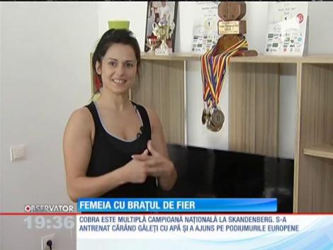 Are 26 de ani, este chelnăriţă şi multiplă campioană naţională la skandenberg