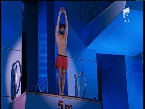 "Splash! Vedete la apă". Burlacul Andrei Andrei a făcut un super "splash"! Săritura sa a ridicat lumea în picioare