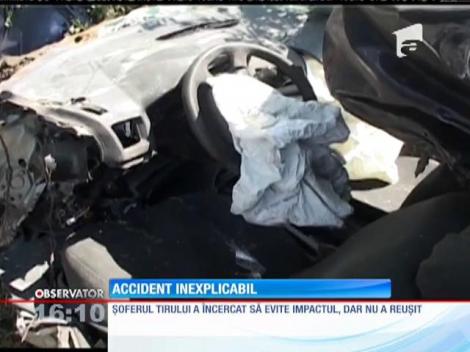 Arad: Un şofer a murit decapitat după ce a intrat cu maşina într-un TIR